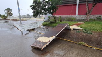 Las fuertes rachas de viento registradas en las últimas horas provocaron la caída de una parte del techo del Estadio de Béisbol «Beto Ávila»