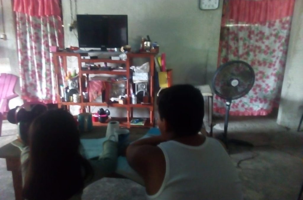 En la sierra de Papantla iniciaron las clases sin internet, sin luz y sin televisión.