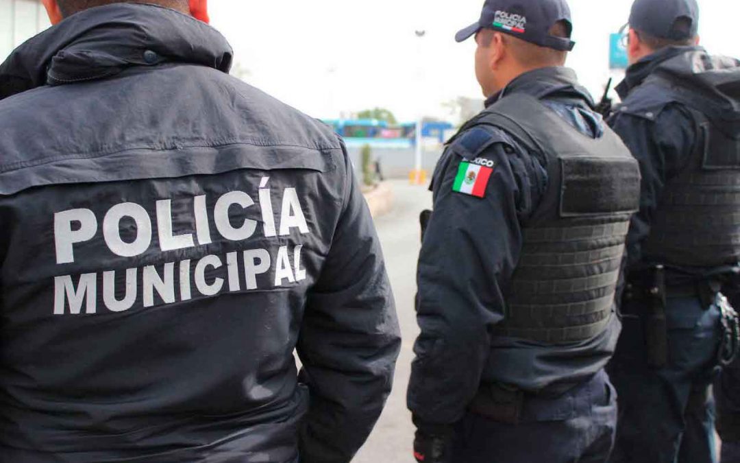 Policías municipales de Alvarado obligaron a una joven de 16 años de edad a desnudarse para abusar de ella, mientras la amenazaban con darle un tiro en la cabeza a su novio, a quien retenían en una habitación contigua.