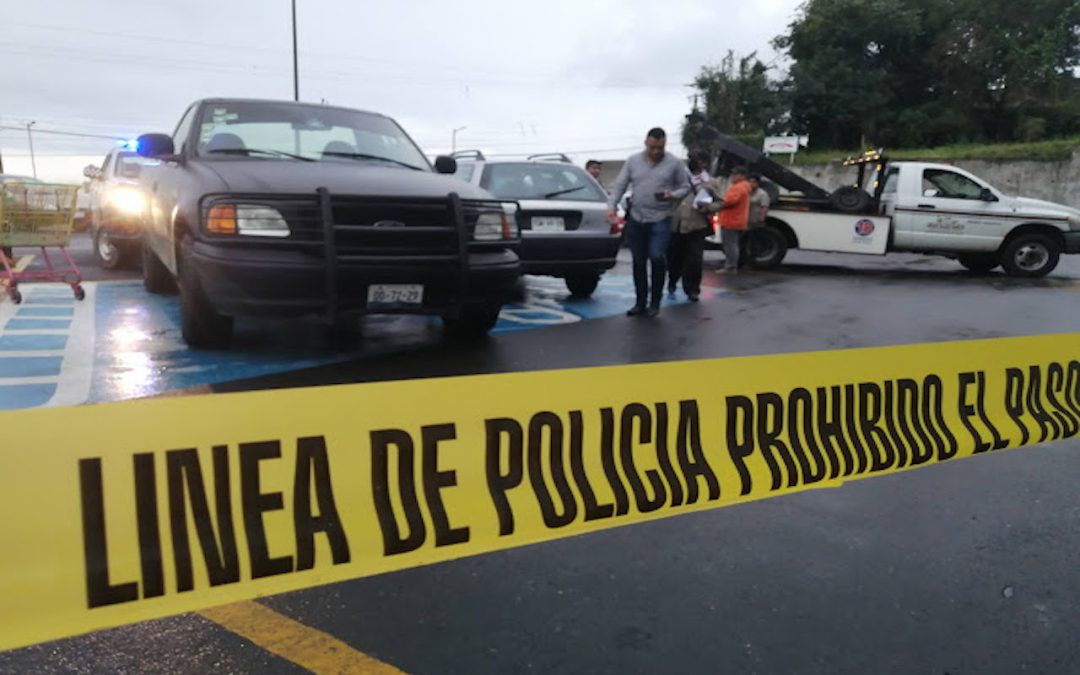 Plagian a 3 en estacionamiento comercial de Huatusco