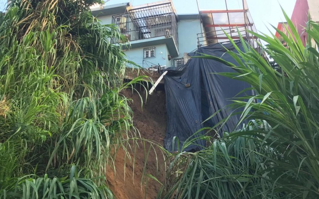 En riesgo toda una vivienda por inmenso socavón
