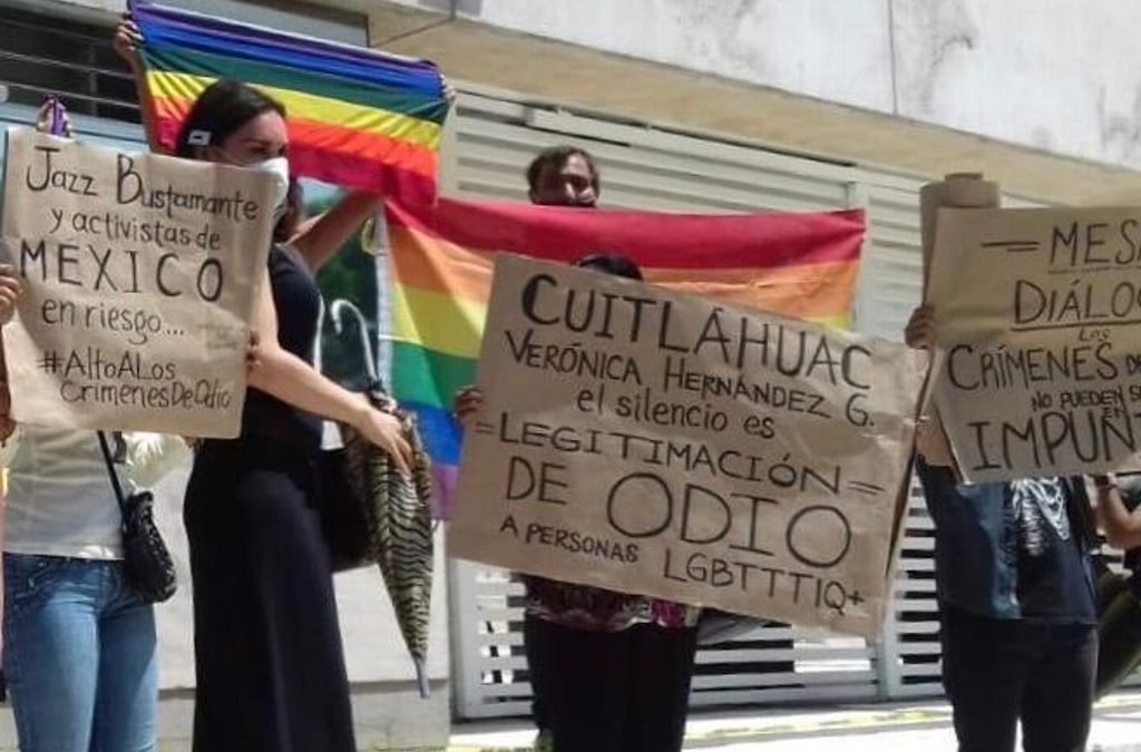 Siguen activistas en huelga de hambre por crímenes de odio y se manifiestan al exterior de la FGE