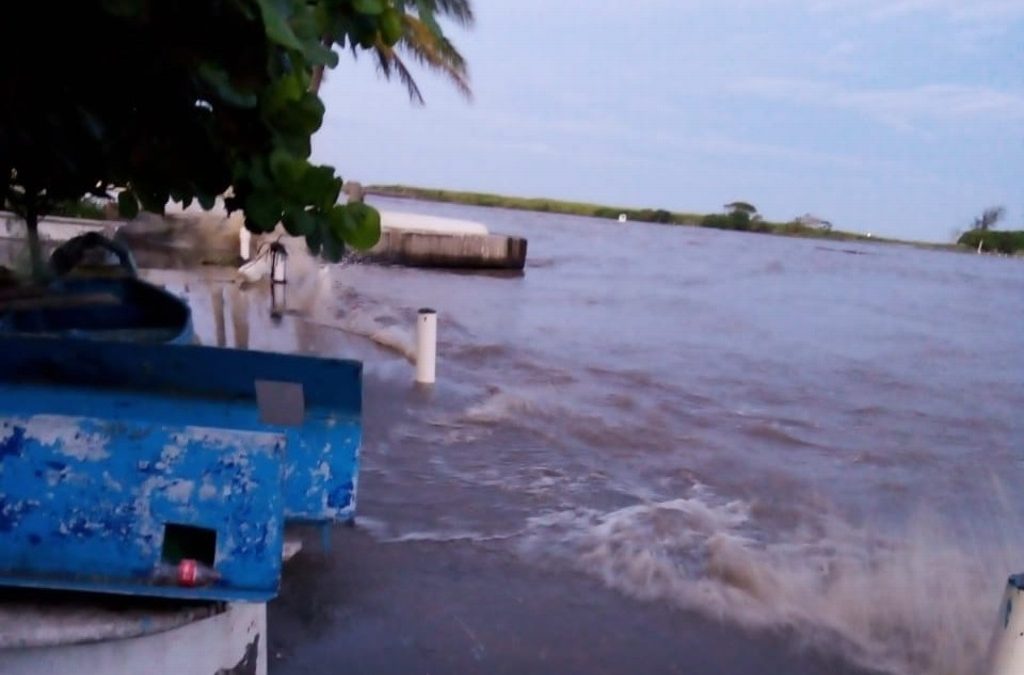 Fuerte oleaje en el muelle de pescadores de Boca del Rio
