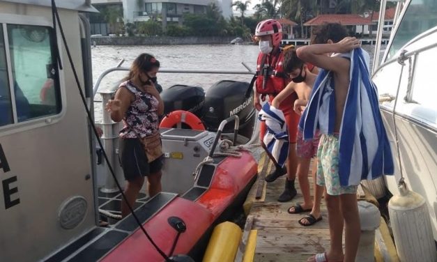 Marina rescata a 6 personas en Playa Villa Rica