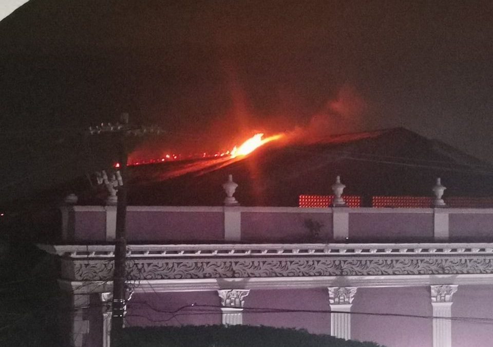 Incendio en el salón Hidalgo de Naolinco (VIDEO)