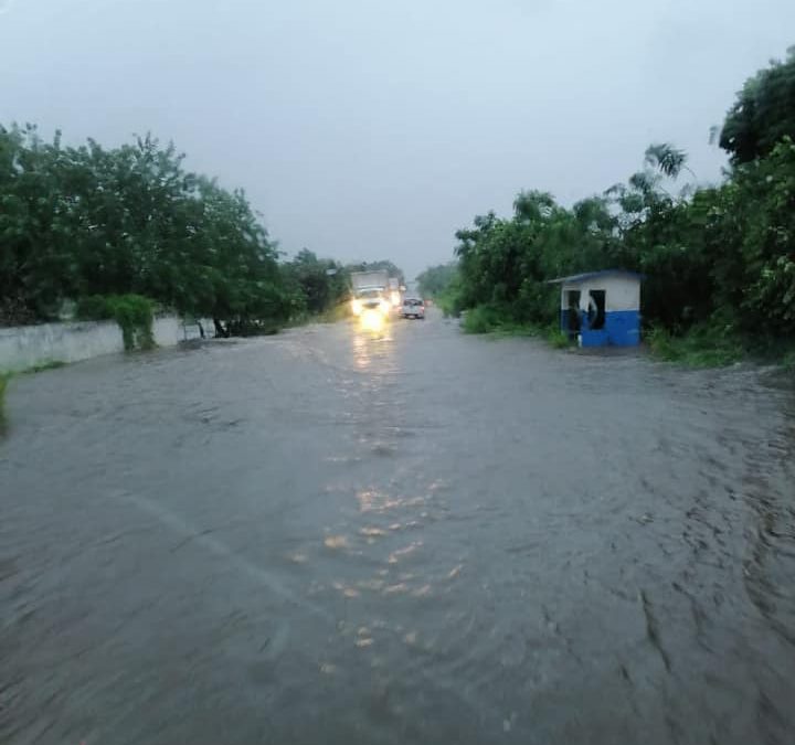 Las fuertes lluvias que ha traído el Frente Frío 4, han provocado el desbordamiento de los ríos del Huanal y Raudal