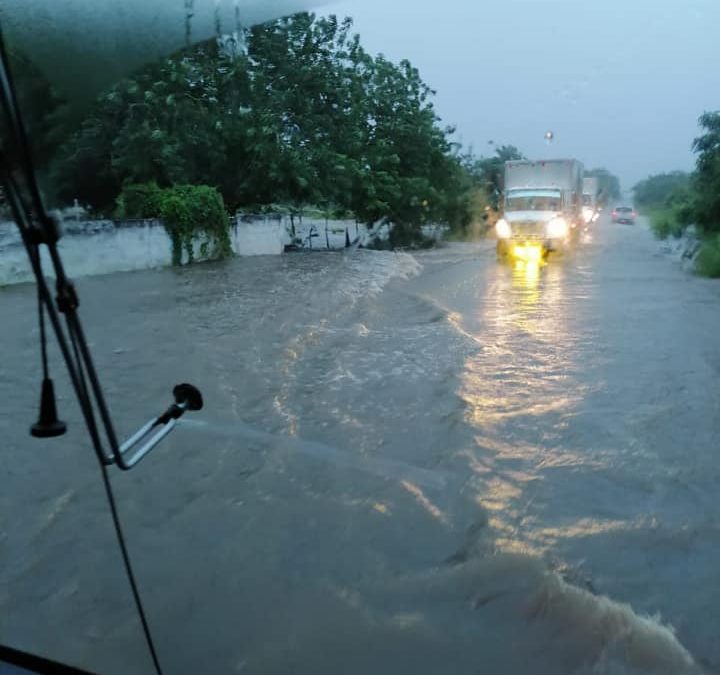 #ALMOMENTO (VIDEO) Nivel del río Misantla sobre un costado del muro de contención *Debido a las lluvias de las últimas horas así se encuentra aún su nivel dentro de su cauce