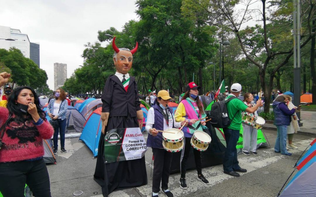 El mismo @lopezobrador_ que cerró Reforma y tomó el Zocalo POR MESES (y durante un buen tiempo con carpas vacías), el mismo que AYER dijo que ellos no eran “autoritarios”, hoy manda a la policía a bloquear el acceso al Zócalo y a quitarle a la gente sus tiendas de campaña!!