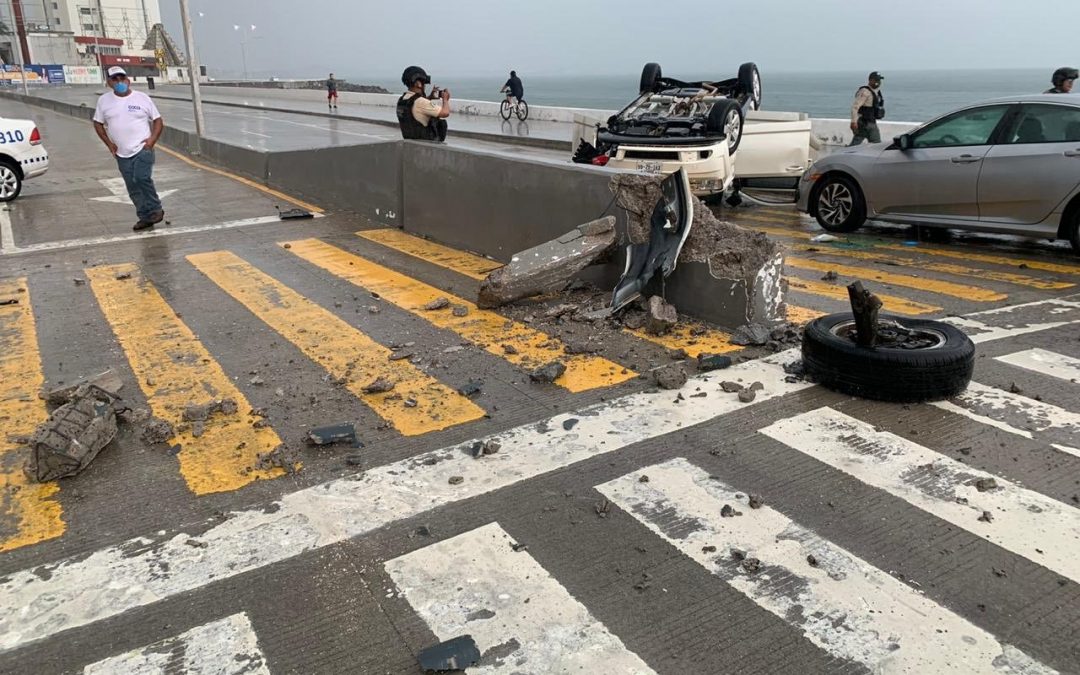 Impactante volcadura en Reyes Heroles en Boca del Río