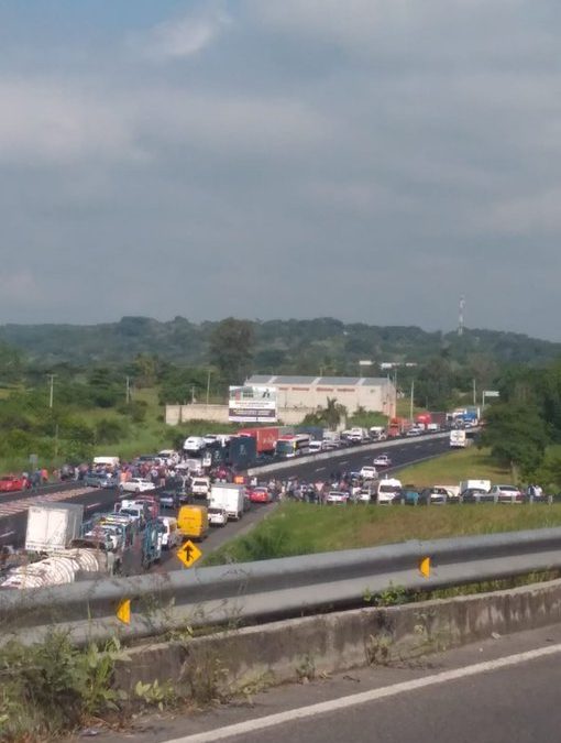 Cerrada la carretera Xalapa-Veracruz, en ambos sentidos.