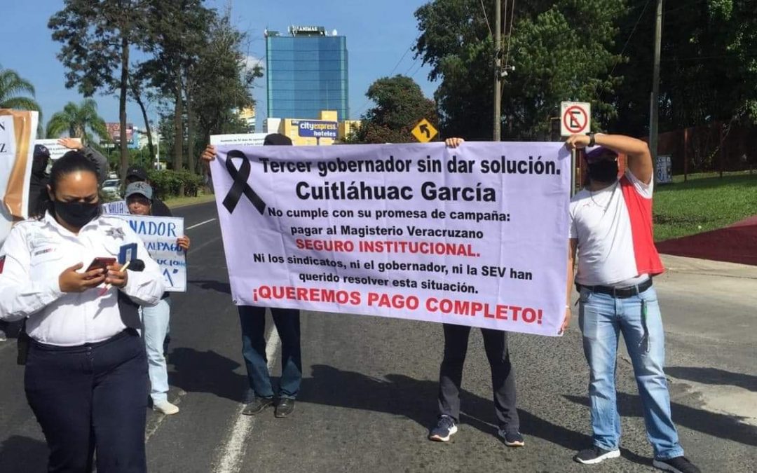 Manifestación frente a la SEV, en Xalapa