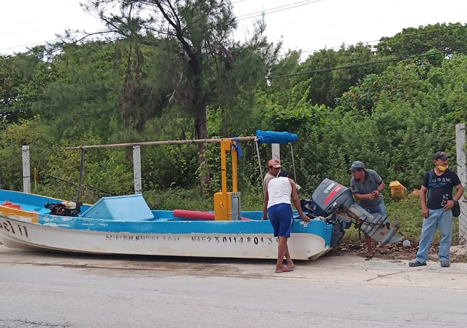 Pescadores de Puerto Juárez resguardan lanchas y equipo de pesca ante la entrada del huracán #Delta.