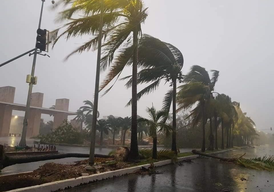 ¡ASÍ LUCE LA ZONA NORTE TRAS EL PASO DEL HURACÁN #DELTA! Poderoso fenómeno, aquí algunas imágenes desde Cancún, Puerto Morelos y Playa del Carmen.