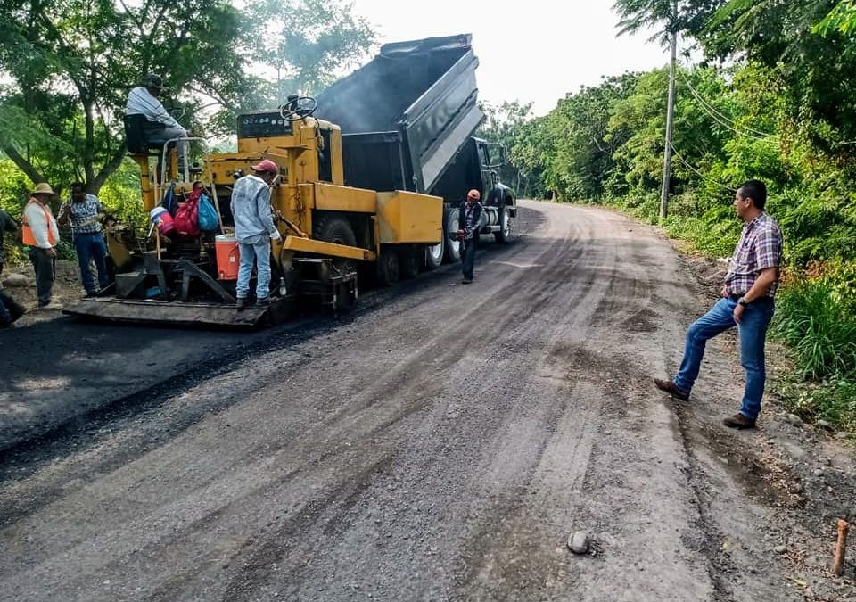 Avance de obras en el Municipio de Jamapa, asfaltado del tramo carretero Cuajilote-La brecha