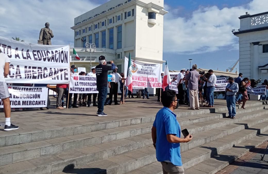PROTESTA PACÍFICA DE MARINOS MERCANTES POR MILITARIZACIÓN DE LOS PUERTOS (FOTOS)