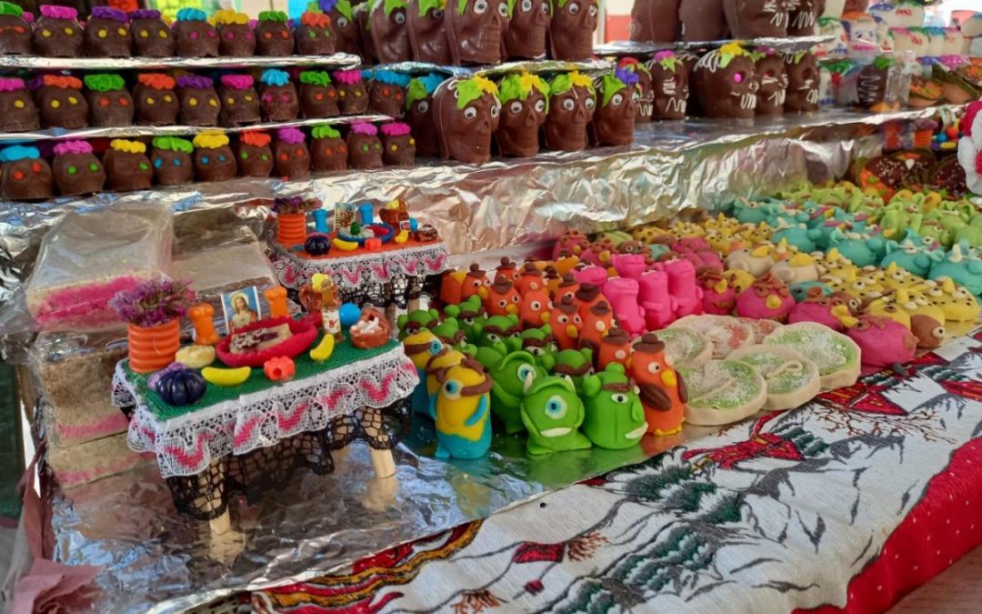 Calaveras de jamoncillo y chocolate, tradición que se resiste a morir