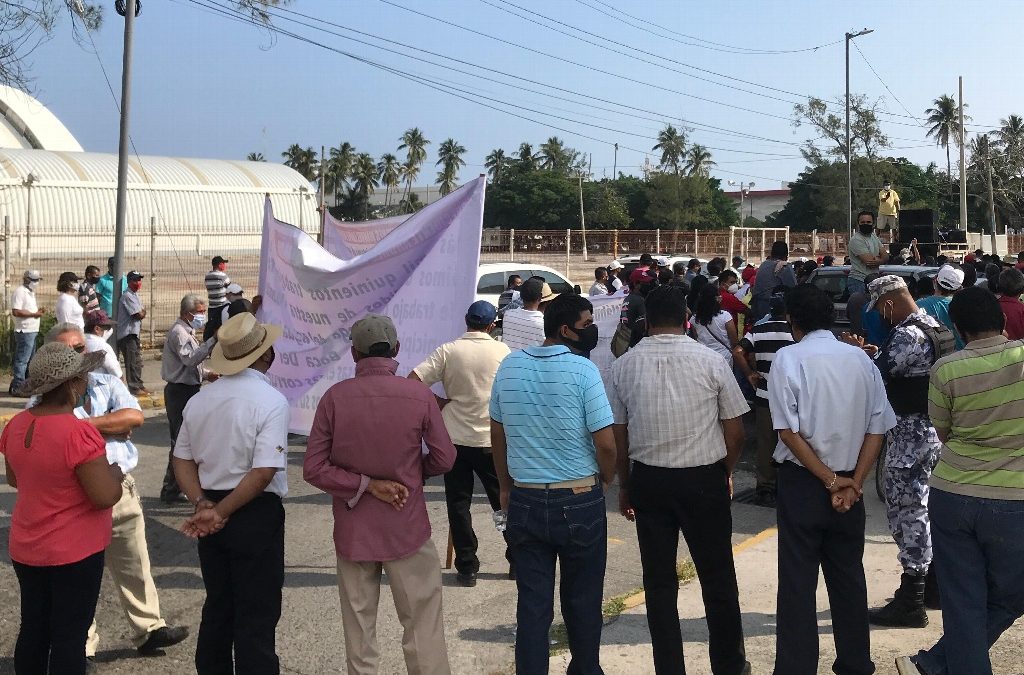 Trabajadores del extinto Sistema de Agua y Saneamiento (SAS), marcharon en calles y avenidas de este municipio de Veracruz