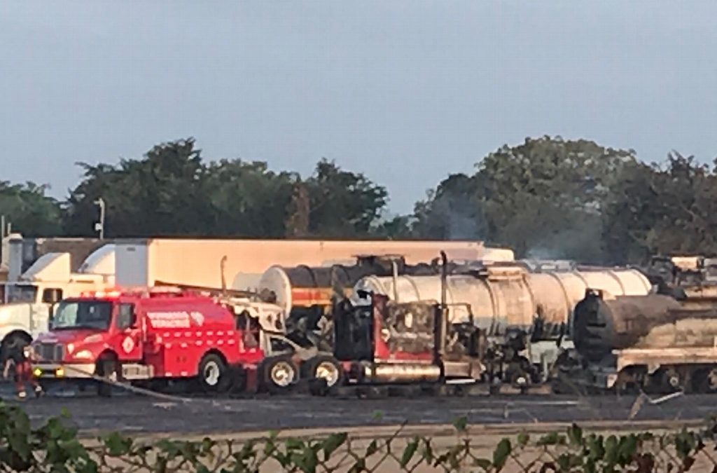 Al menos cuatro tráileres y una unidad de carga fueron consumidos por el fuego