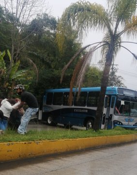 Fuerte accidente en la Xalapa-Coatepec, cerrado un carril a la circulación. Están desviando el tránsito.