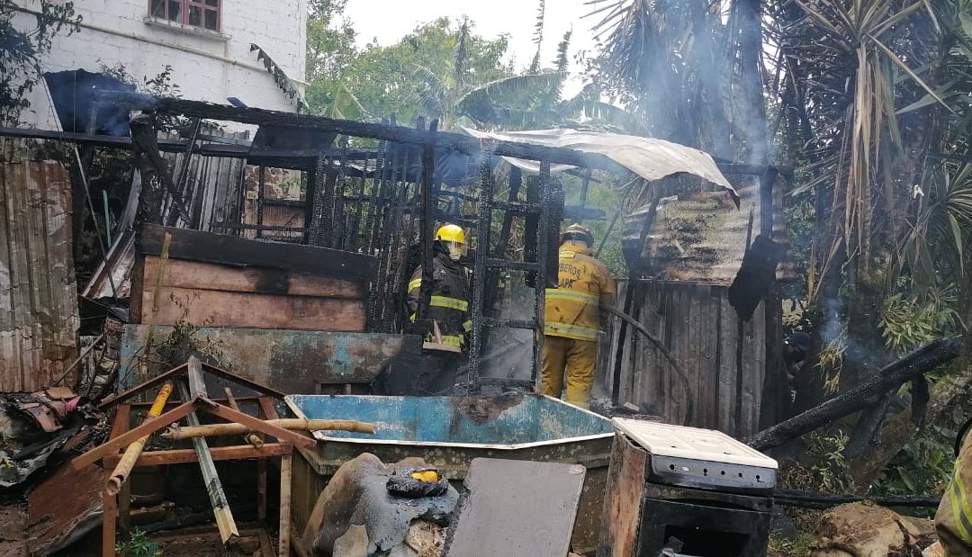 Esta mañana se presentó un incendio en la calle Fresnos de la Colonia Acueducto, el cual fue atendido por Bomberos y PC #Xalapa