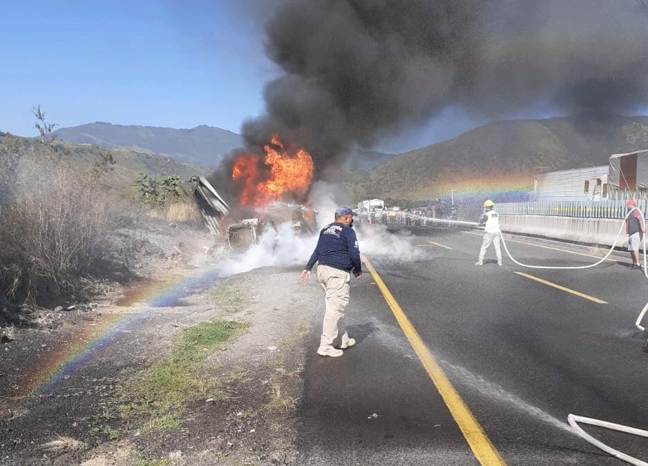 Se incendia trailer al momento de circular sobre la autopista Puebla-Orizaba, a la altura de Balastrera. El conductor pudo ponerse a salvo.