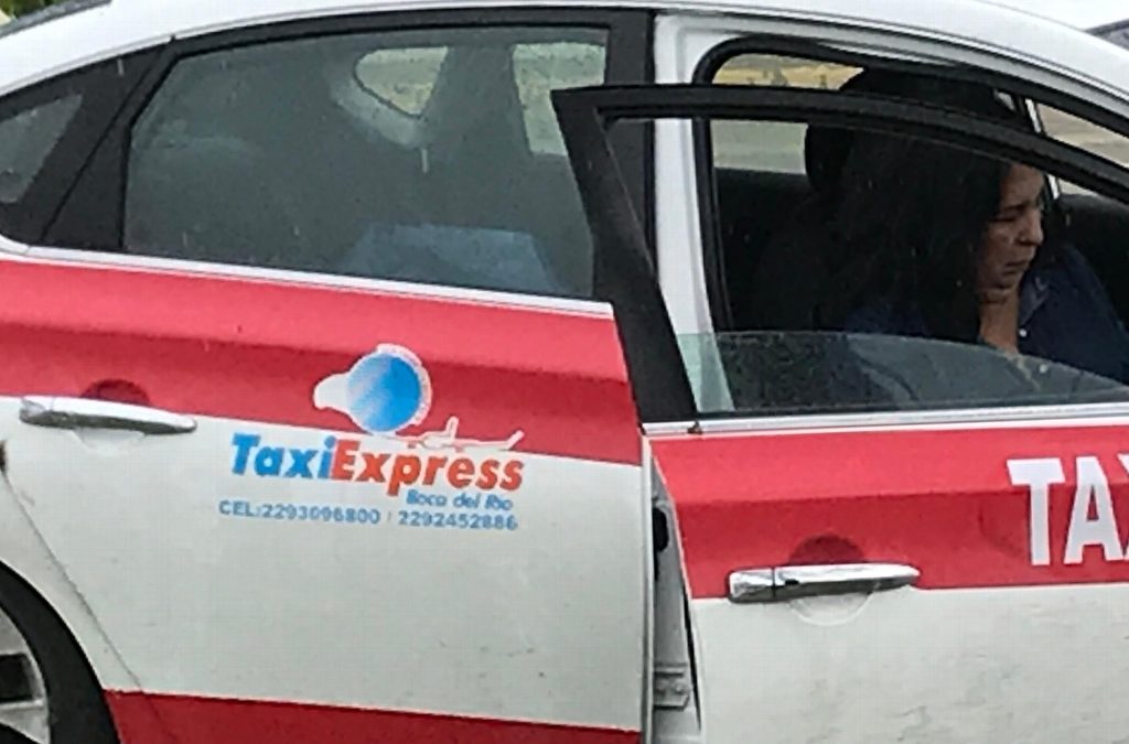 Mujer muere al interior de un taxi tras fuerte choque en avenida de Veracruz