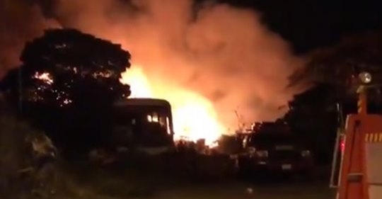 Incendio en el corralón de gruas Garrido en Orizaba (VIDEO)