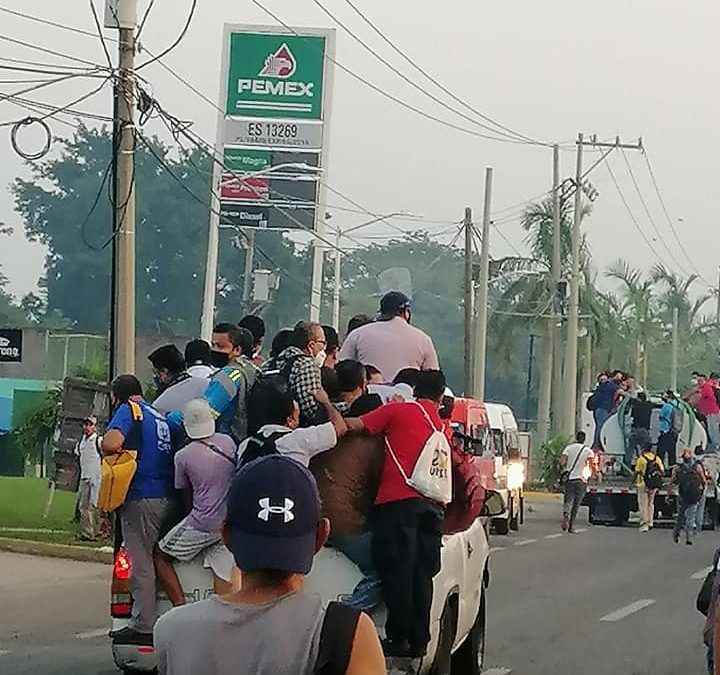 Hasta una hora esperan este jueves ciudadanos para ser cruzados en el paso de La Majahua de la carretera #Villahermosa-#Teapa