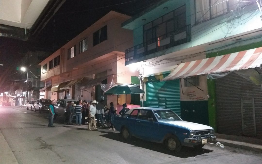 A un año del desalojo, comerciantes siguen pernoctando en las calles de la zona centro de Tlapacoyan