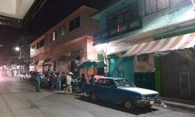 A un año del desalojo, comerciantes siguen pernoctando en las calles de la zona centro de Tlapacoyan