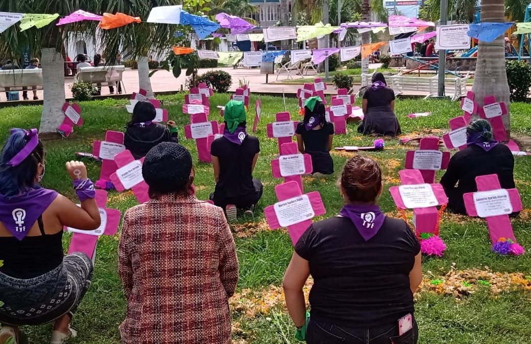 Con ofrenda, feministas recuerdan a las que fueron arrebatadas violentamente
