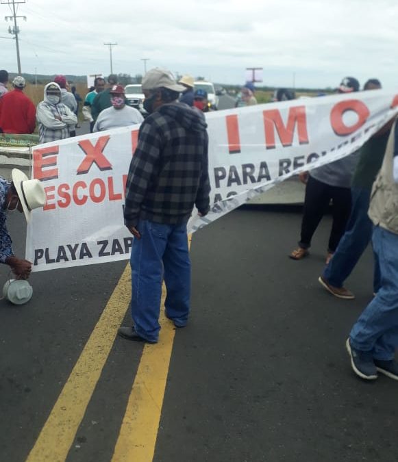 VECINOS, PESCADORES Y PRESTADORES DE SERVICIO DE LAS BARRANCAS BLOQUEARON LA CARRETERA A VERACRUZ
