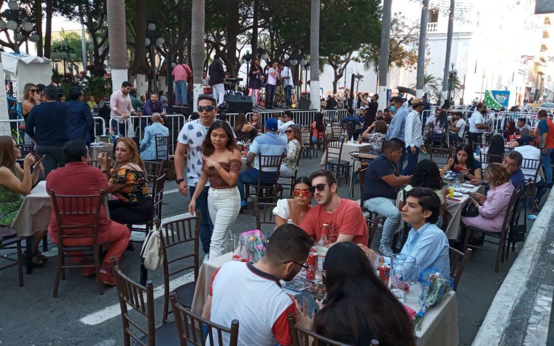 JAROCHOS Y TURISTAS ABARROTAN LOS PORTALES EN VERACRUZ