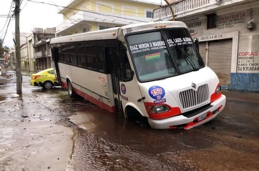 CAE CAMIÓN A SOCAVÓN EN EL CENTRO DE VERACRUZ; LLEVABA PASAJEROSros
