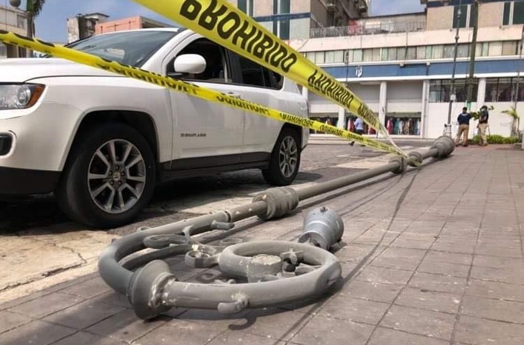 CAE LUMINARIA  POR FUERTES VIENTOS