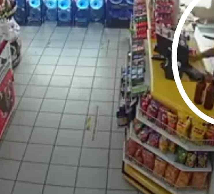 ASALTAN DOS TIENDAS DE CONVENIENCIA