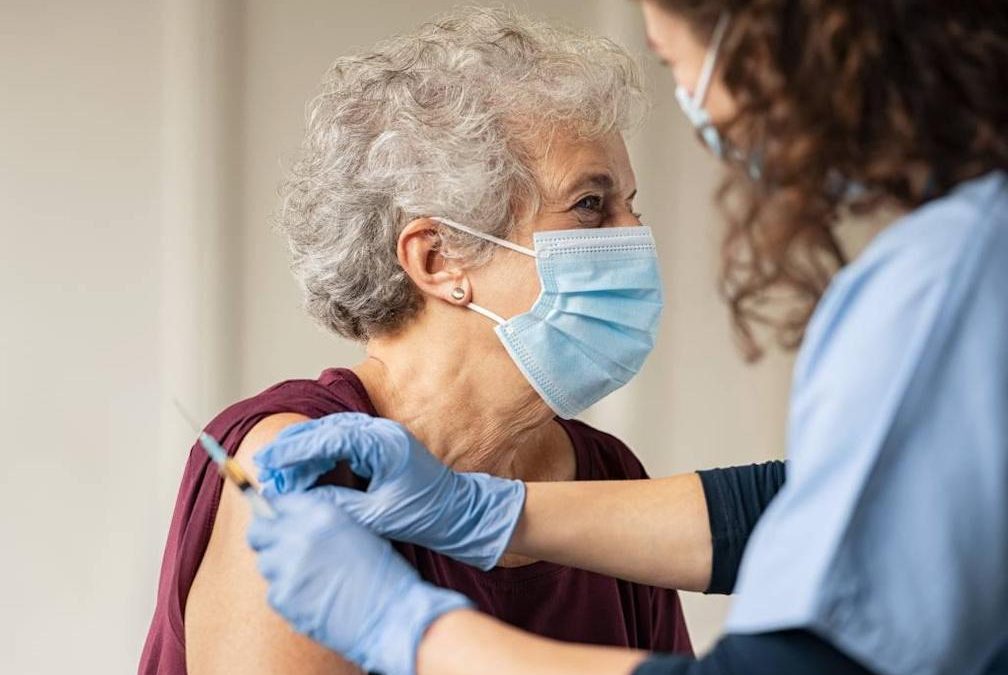 INICIA VACUNACIÓN ADULTOS MAYORES
