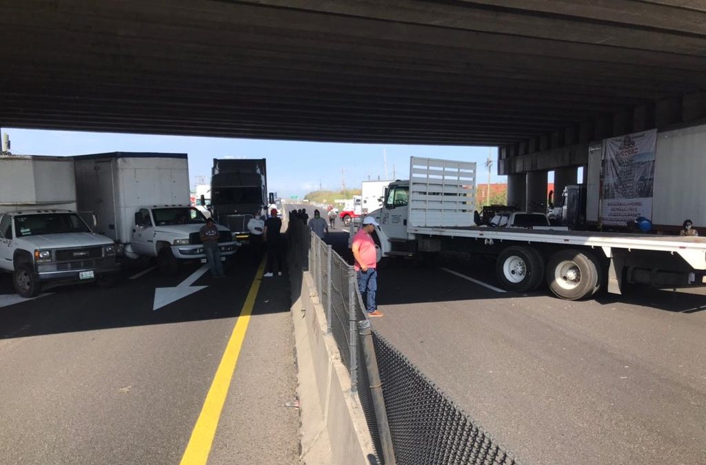 TRANSPORTISTAS BLOQUEAN AUTOPISTA CARDEL