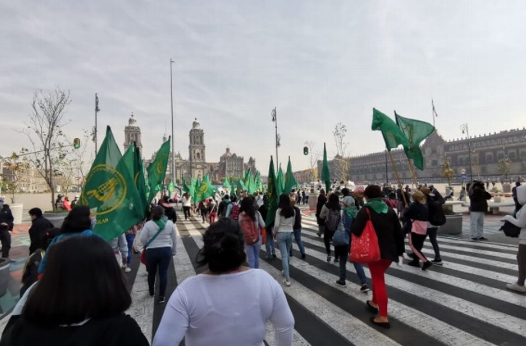 ARRIBAN PRIMEROS GRUPOS FEMINISTAS AL ZÓCALO DE LA CD. DE MÉXICO