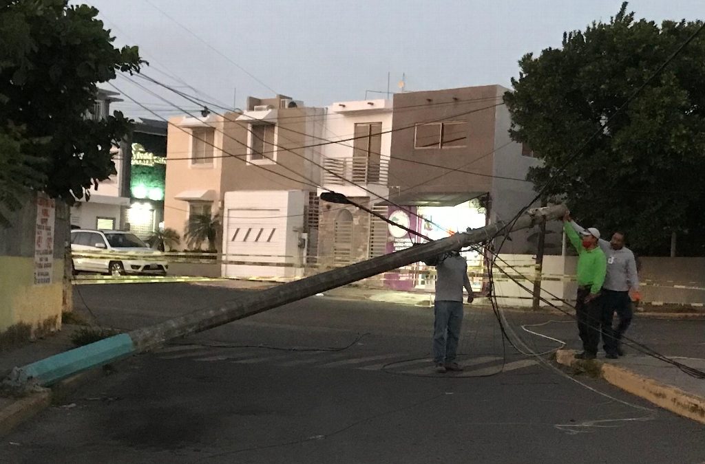 DERRIBAN POSTE DE TELEFONOS EN RIO MEDIO
