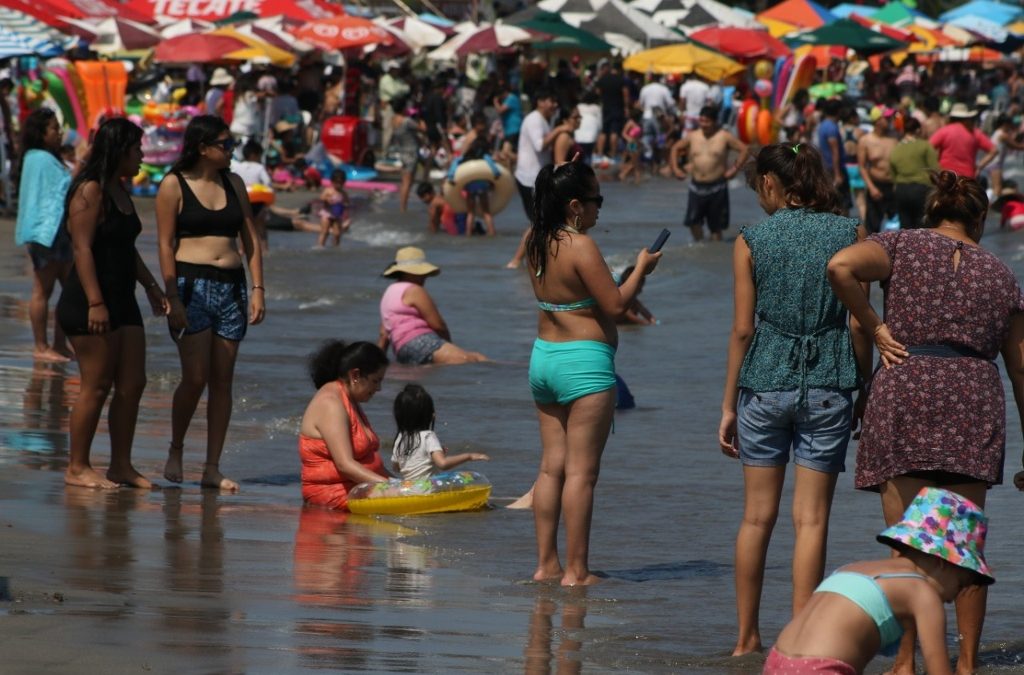 ABARROTADAS LAS PLAYAS EN VERACRUZ
