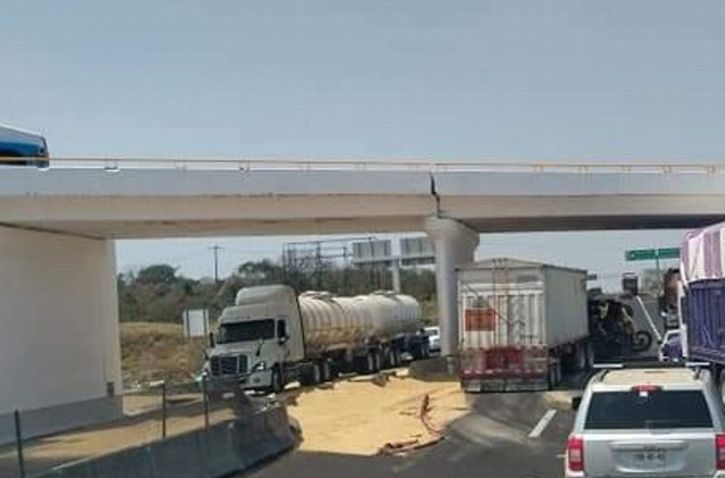 VUELCA TRAILER EN LA CARRETERA VERACRUZ-CARDEL