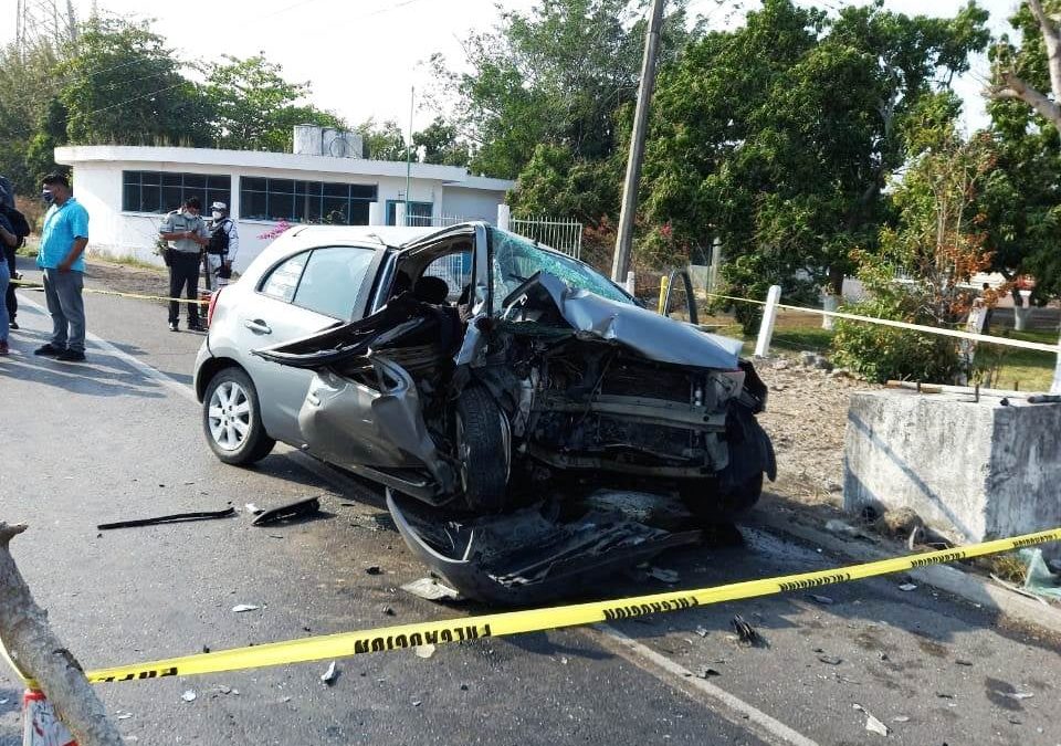 Conductor pierde el control e impacta su vehículo contra señalética de la SCT.