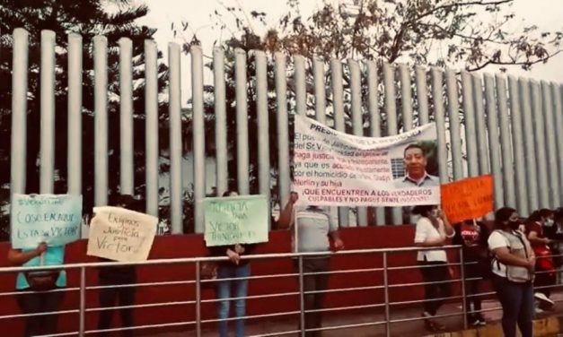 ESPERAN HA AMLO CON PROTESTA