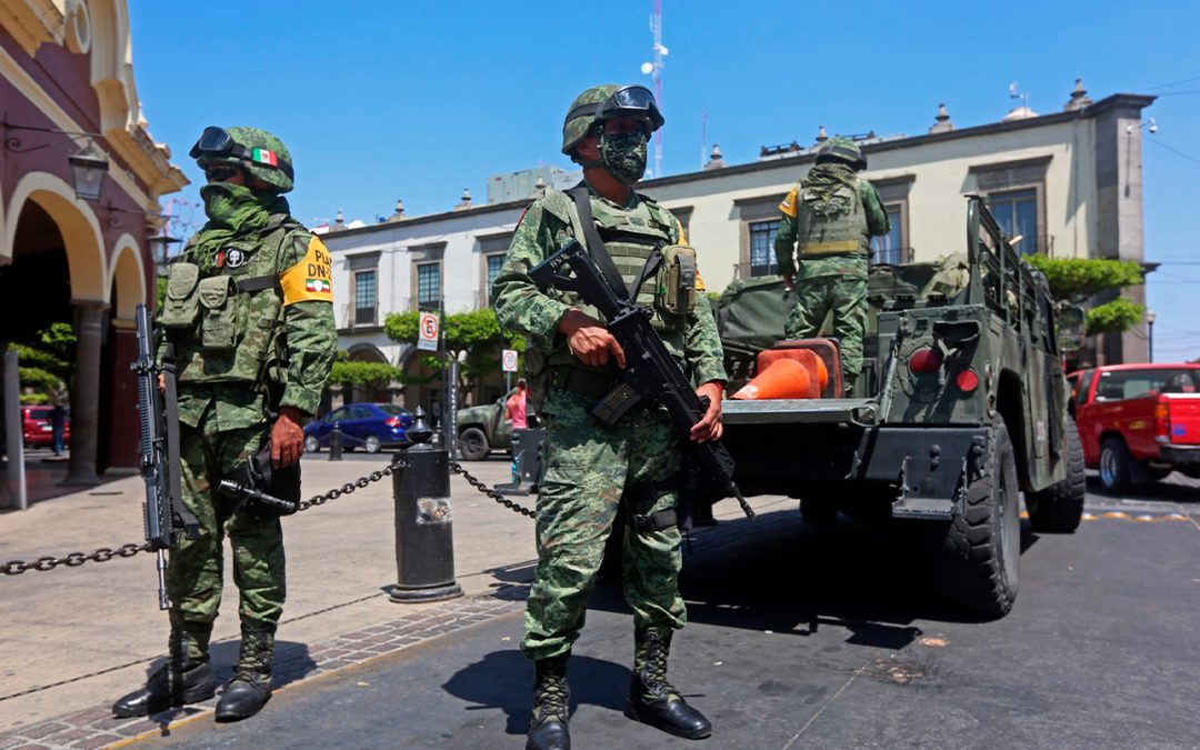 Dejan cuerpo de El Cholo en banca a unos metros de la alcaldía de Tlaquepaque