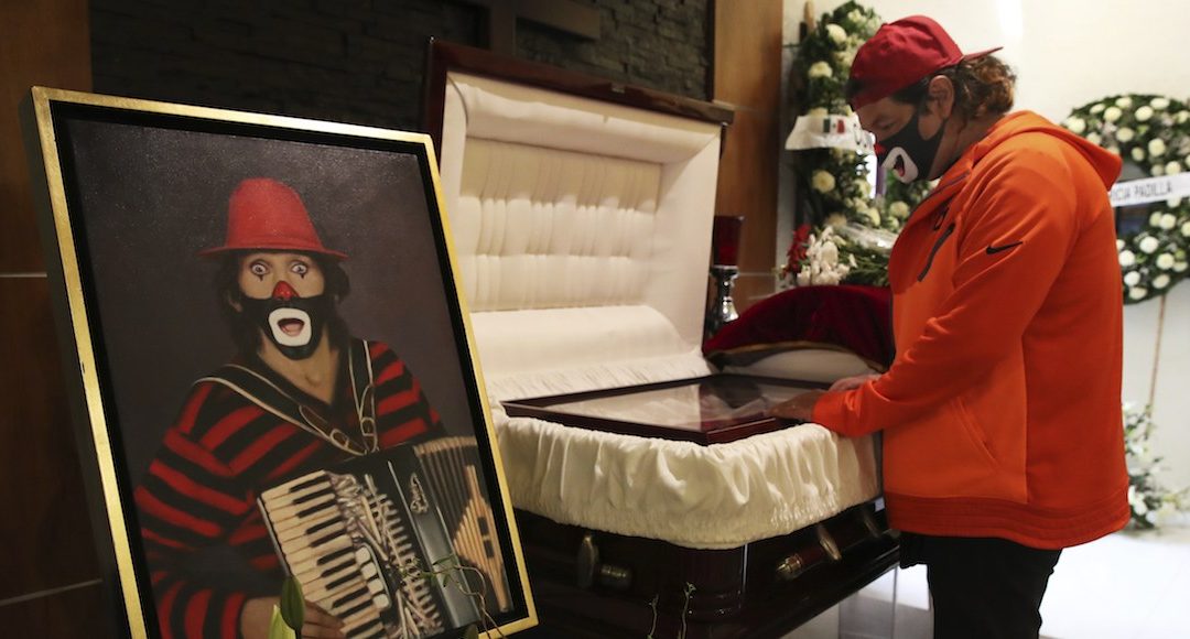 Familiares, amigos y seguidores dan el último adiós a “Cepillín” en un funeral a puertas abiertas