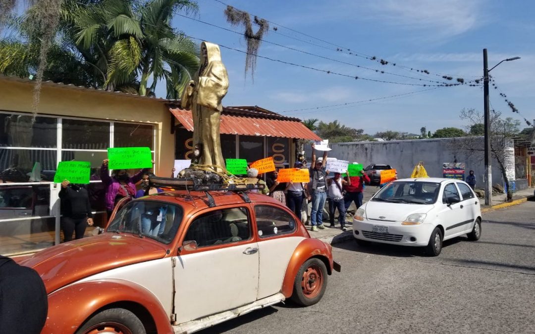 Seguidores de la Santa Muerte protestaron frente a las instalaciones del Poder Judicial de Córdoba para manifestarse en contra del desalojo que presuntamente el dueño del local que utilizan como santuario pretende cometer en su contra. 