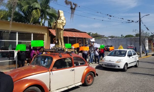Seguidores de la Santa Muerte protestaron frente a las instalaciones del Poder Judicial de Córdoba para manifestarse en contra del desalojo que presuntamente el dueño del local que utilizan como santuario pretende cometer en su contra. 