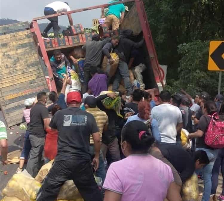 RAPIÑA DE VERDURAS TRAS VOLCAR CAMIÓN