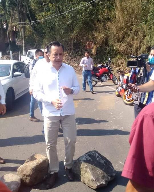 HABITANTES DE LA ZONA DE NARANJAL BLOQUEAN EL PASO A GOBERNADOR CUITLAHUAC GARCIA